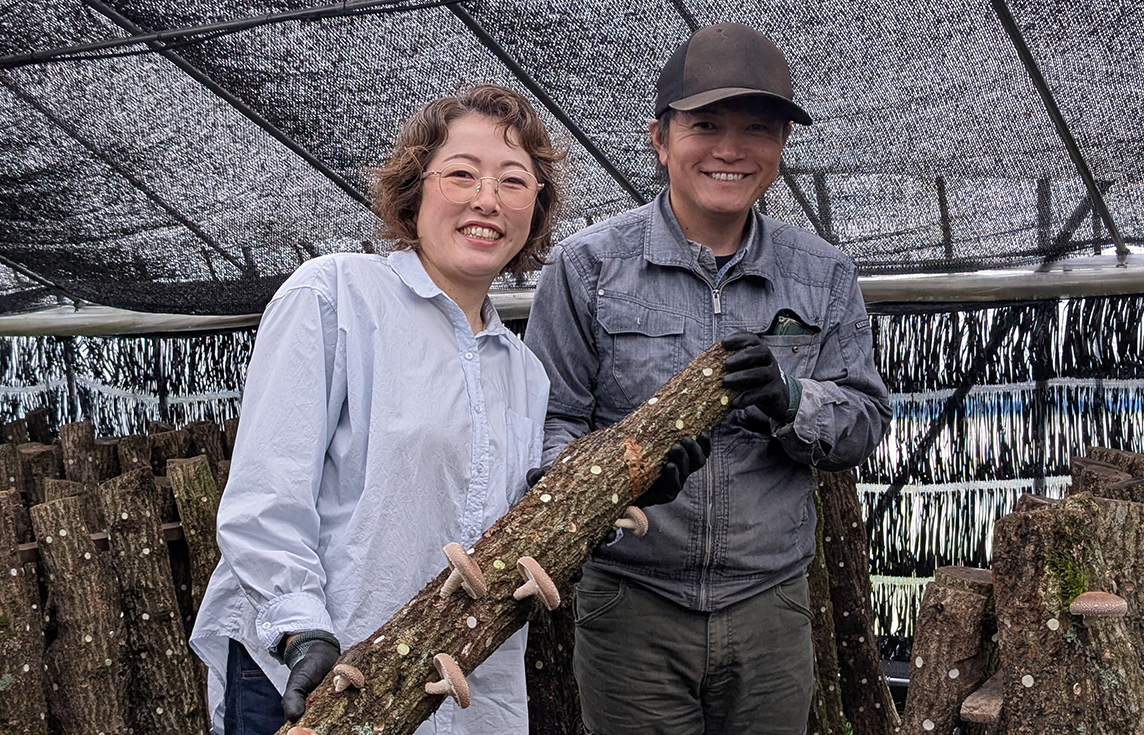 椎茸栽培に取り組む今枝さんご夫婦